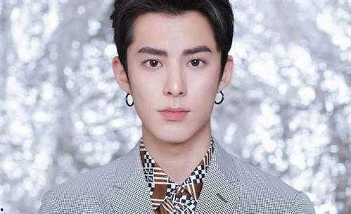 王鹤棣娱乐吃大瓜视频,揭秘明星幕后生活片段